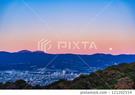 [Shizuoka Prefecture] The cityscape of Mishima at dusk and the full moon rising over the Hakone mountain range 121202554