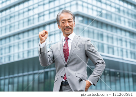 商務老人握拳頭泵 121203591