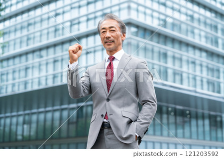 商務老人握拳頭泵 121203592