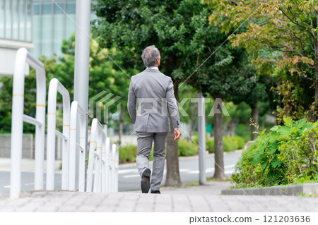 商務老人走後視 121203636
