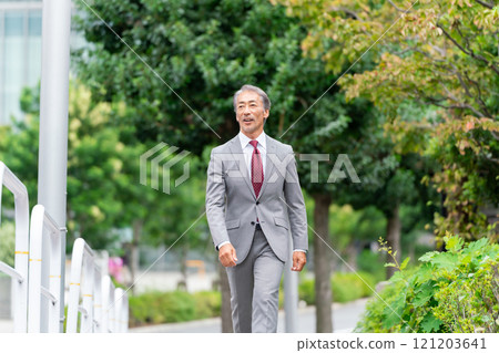 行走的商務老人 121203641