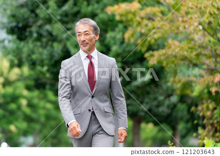 行走的商務老人 121203643