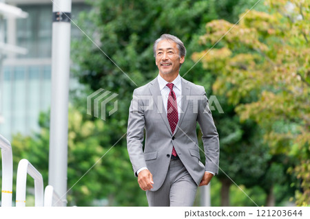 行走的商務老人 121203644