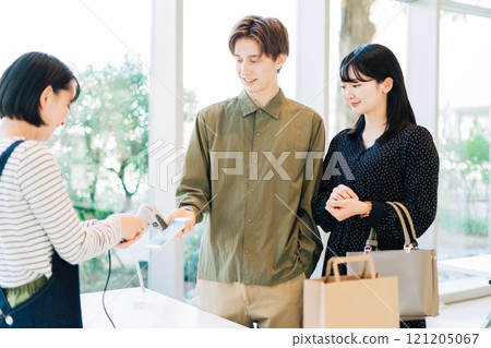 Couple making smartphone payments 121205067