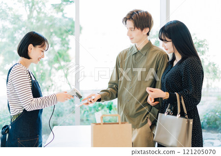 進行智能手機付款的夫婦 121205070