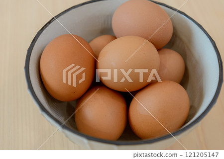 新鮮雞蛋，紅雞蛋，碗裡的雞蛋 121205147