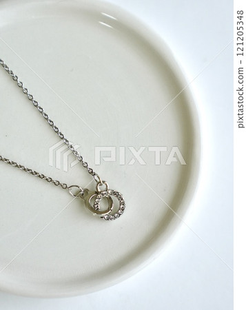白色背景上的配件 121205348