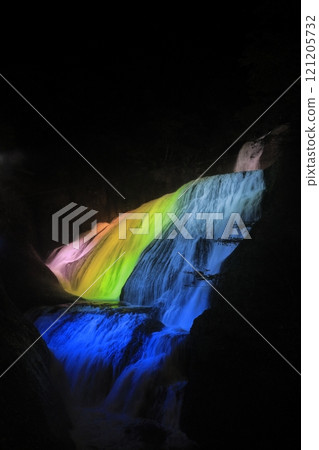 茨城縣袋田瀑布，日本三大瀑布之一，在黑暗中照亮 121205732