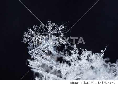 natural snowflakes on snow, winter natural snowflakes on snow, winter 121207379