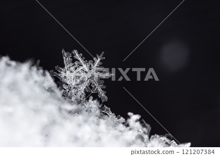 natural snowflakes on snow, winter natural snowflakes on snow, winter 121207384