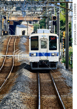 50 years old!! Going downtown... A veteran commuter car "8000 series" that runs fast on the Kameido Line 121209969