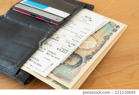 錢包、票據和收據、新鈔票、皮革錢包中的收據 錢包、票據和收據、新鈔票、皮革錢包中的收據 121210695