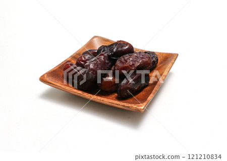 白色背景木盤中的日期 121210834