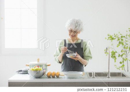 站立在廚房的灰髮女人 121212231
