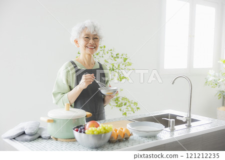 站立在廚房的灰髮女人 121212235