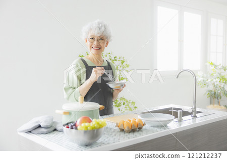 站立在廚房的灰髮女人 121212237