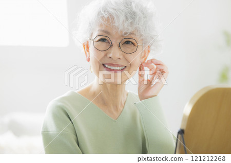 觀看鏡子的資深婦女 121212268