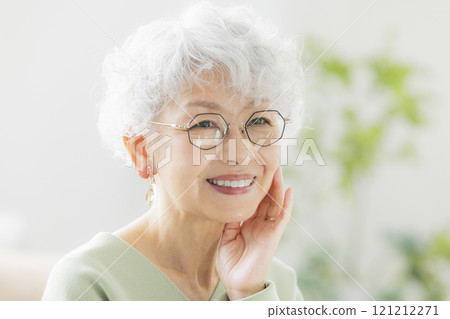 Senior woman watching a mirror 121212271