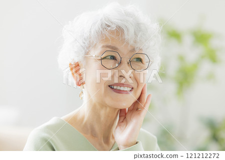 觀看鏡子的資深婦女 觀看鏡子的資深婦女 121212272