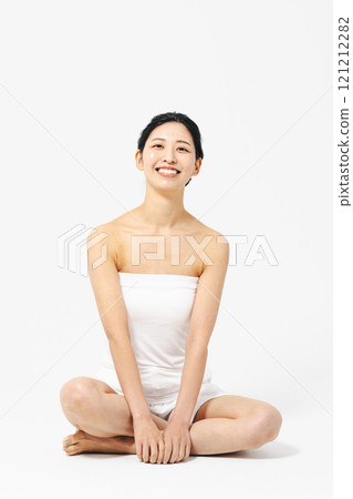 苗條的年輕女子的美麗肖像 苗條的年輕女子的美麗肖像 121212282