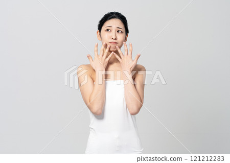 一位年輕女性擔心美麗和飲食 121212283