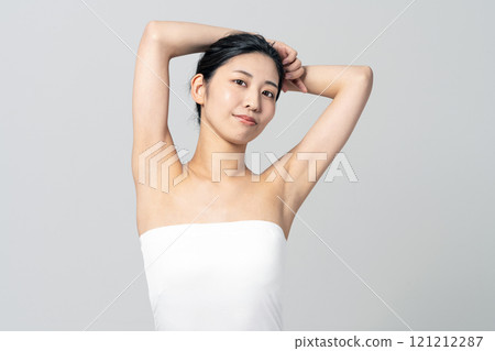 穿著抹胸的年輕女性的除毛圖像 121212287