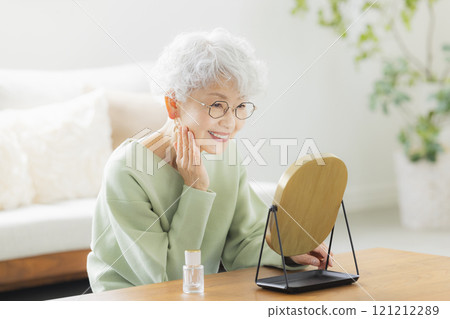 老婦人在客廳做皮膚護理 121212289