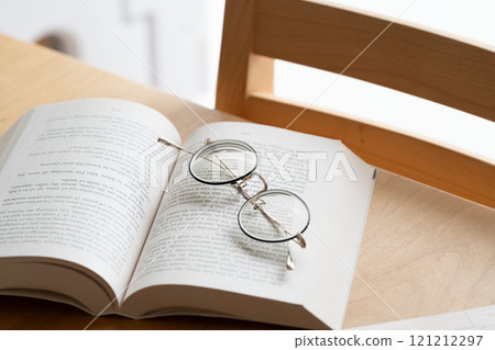 眼鏡放在書上 121212297