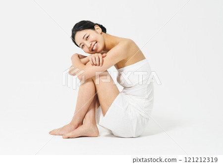 苗條年輕女子坐體操的美女肖像 121212319