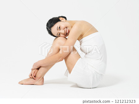 苗條年輕女子坐體操的美女肖像 121212323