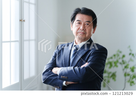 在辦公室工作的商人 121213029