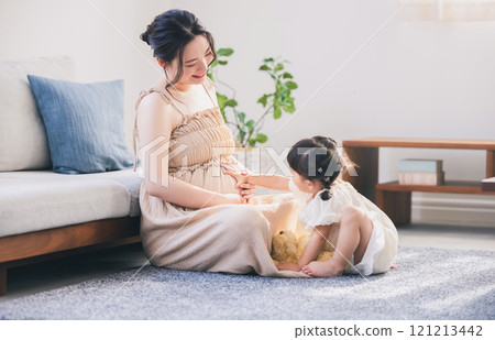 父母和孩子在客廳裡放鬆 121213442