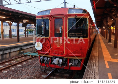 Shikoku Manaka Sennen Monogatari (Car 3: Autumn Colors Chapter) stops at Kotohira Station 121213825