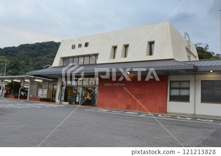 View of the station building at Usuki Station on the Nippō Main Line (Usuki City, Oita Prefecture) 121213828