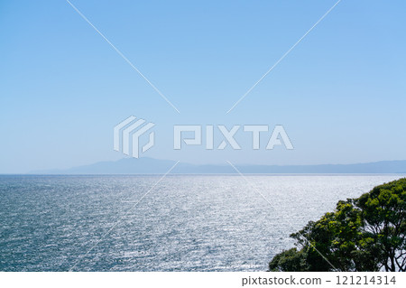 Clear blue sky and blue sea 121214314