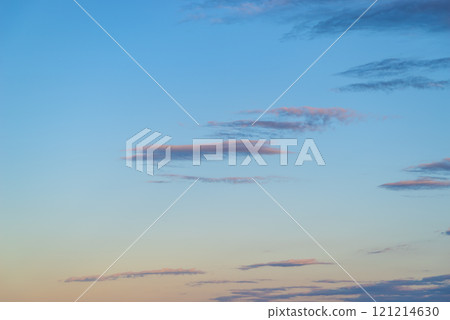 深秋日落前的西方天空和雲彩 b-1 深秋日落前的西方天空和雲彩 b-1 121214630