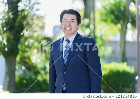 60多歲的商人 121214810
