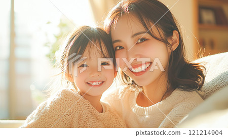 母親和女孩在明亮的房間裡幸福地微笑 母親和女孩在明亮的房間裡幸福地微笑 121214904