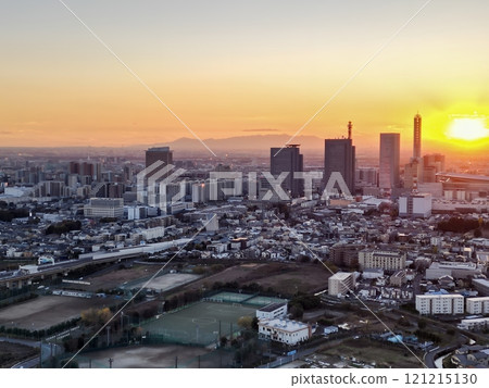 埼玉縣夕陽下的埼玉新都心街景鳥瞰圖 121215130