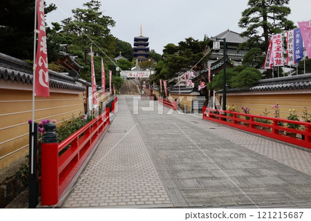 The approach to Shiunzan Nakayama-dera Temple in Takarazuka, Hyogo Prefecture The approach to Shiunzan Nakayama-dera Temple in Takarazuka, Hyogo Prefecture 121215687