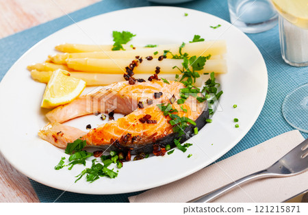 Grilled salmon with asparagus 121215871