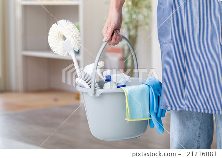 手拿清潔工具 121216081