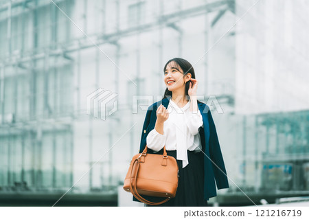 背景中有辦公樓的女商人 121216719