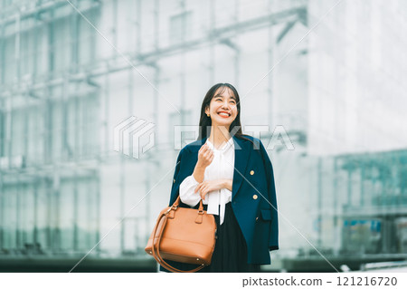 背景中有辦公樓的女商人 121216720