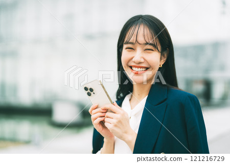 有智能手機的女商人 121216729