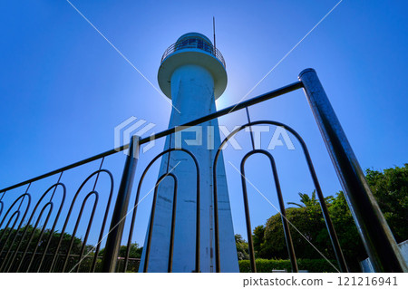 從高知縣土佐清水市足折岬燈塔正下方仰望燈塔 121216941