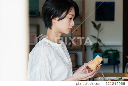 A woman eating breakfast　 121216966