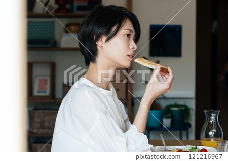 A woman eating breakfast　 121216967