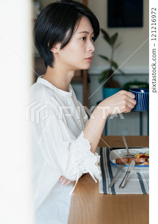A woman eating breakfast　 121216972