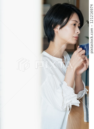 A woman eating breakfast　 121216974